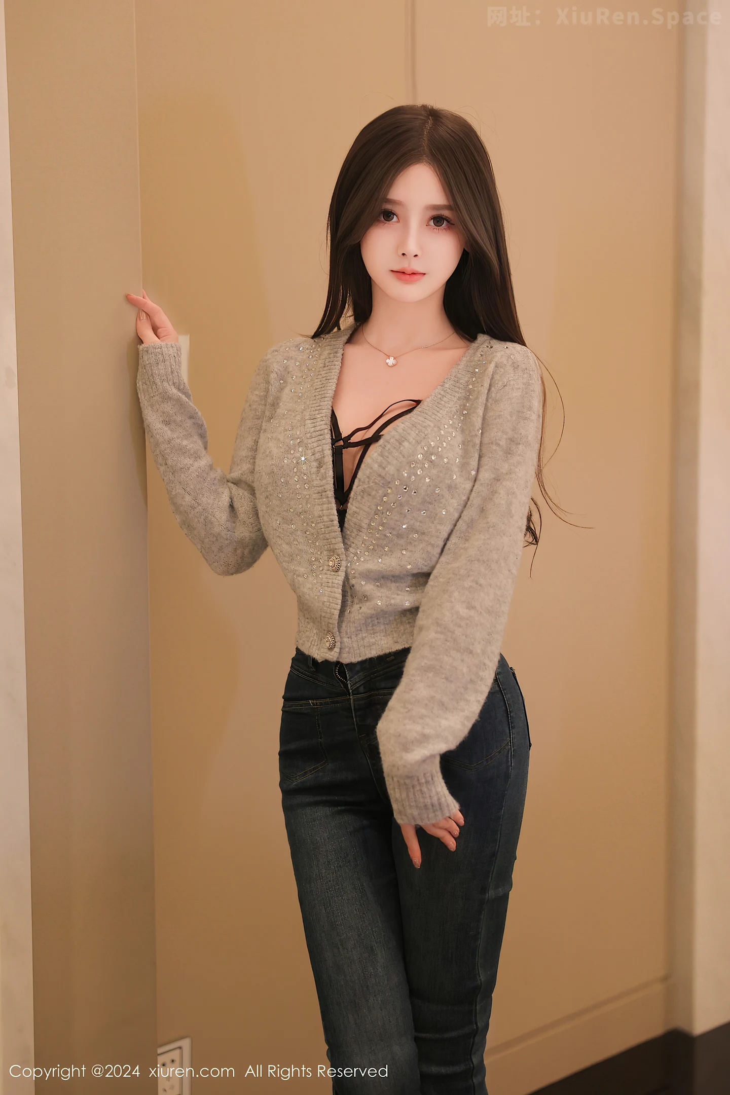 图片[3]-[XiuRen秀人网]VOL.8806 模特奶喵喵灰色上衣露性感黑色蕾丝情趣内衣秀丰满身材诱惑写真81P-秀人网官方网站